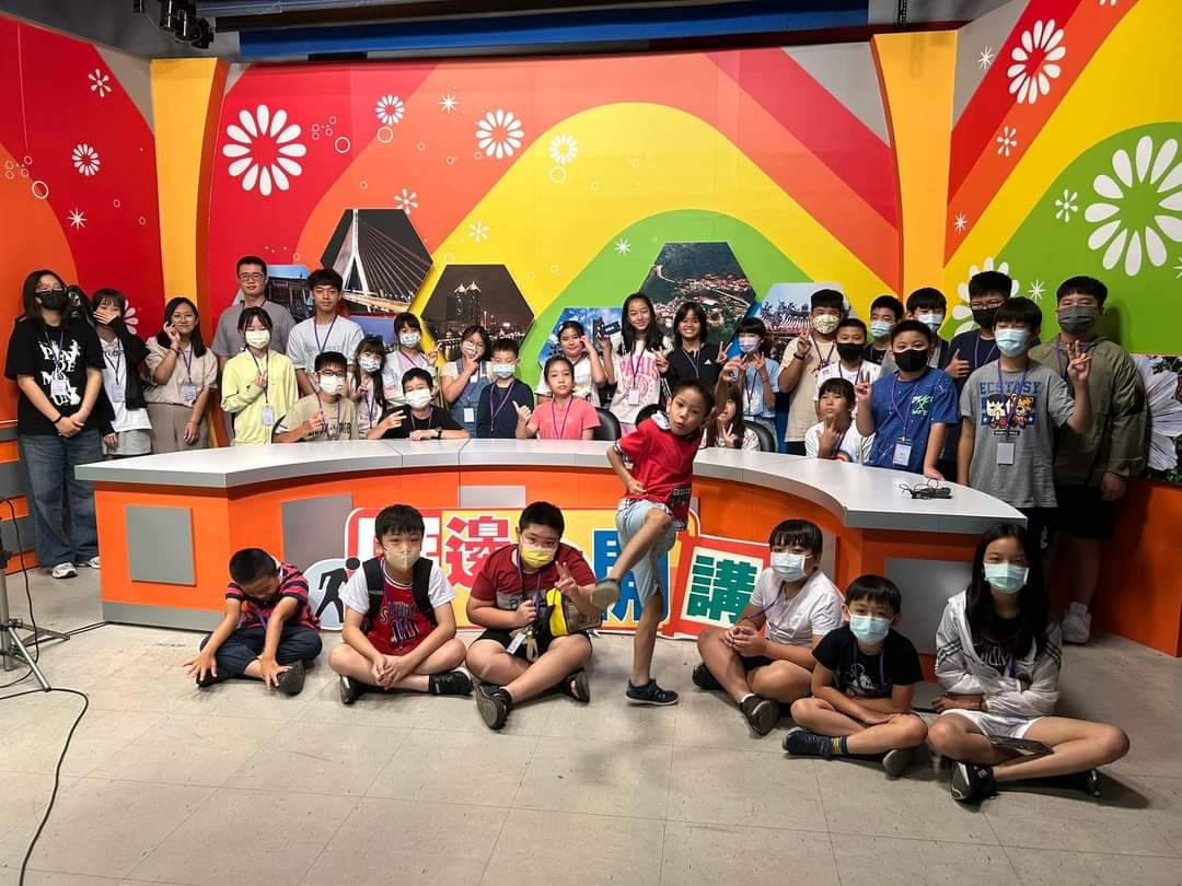 「鳳信媒體識讀影像創作營」,國中小學生興高采烈參觀攝影棚