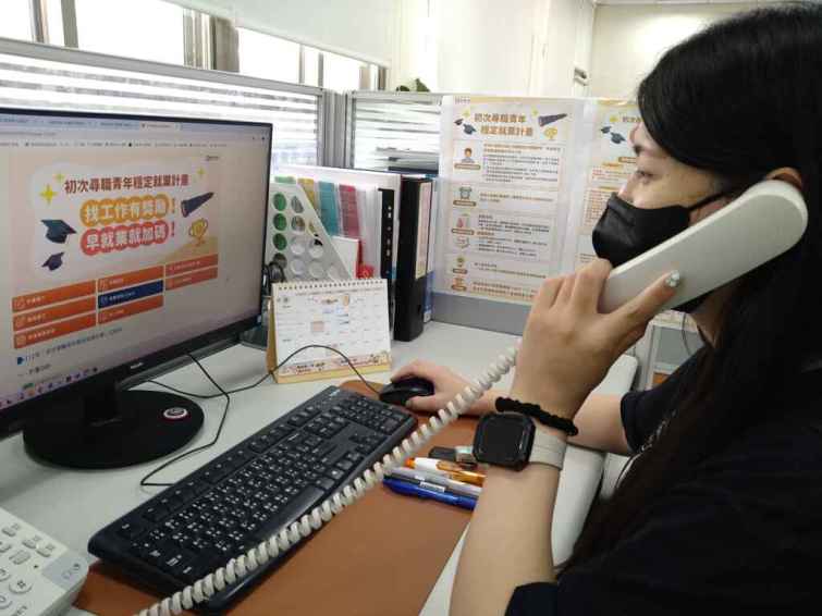 ▲承辦人員電訪關懷青年報名申請初次尋職津貼的後續情形及解說檢附要件注意事項。（中彰投分署提供）