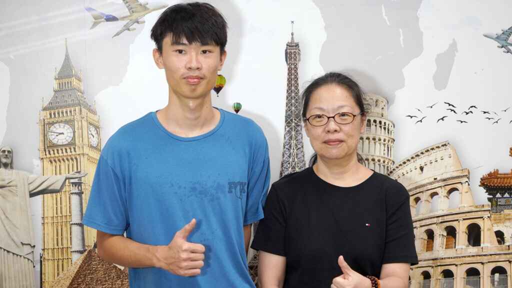 ▲大葉大學英語系張智惠老師(右)輔導曹景舜同學(左)到加拿大實習。(大葉大學提供)