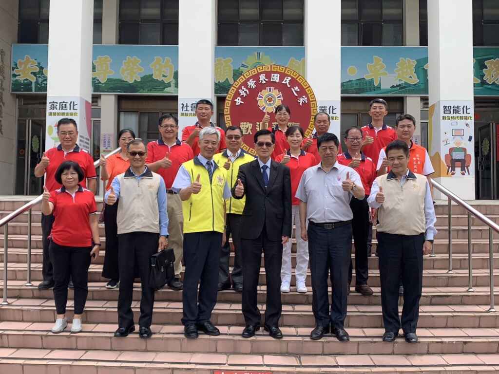 ▲國軍退除役官兵輔導委員會主任委員嚴德發等人視察中彰榮家,探訪住民長輩的生活情形,並了解榮家的工作現況。(中彰榮譽國民之家提供)