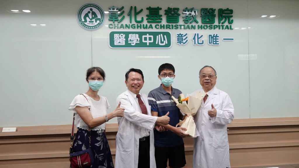▲葉同學(右二)感謝彰基兒童醫院醫療團隊,除了協助自己控制氣喘病情之外,還會關心他的用藥情況及心理健康。(記者林明佑攝)