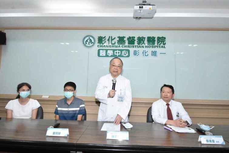 ▲陳家玉院長（右二）表示，蔡易晉與張通銘二位主任發布聯合研究，發表於國際兒童過敏免疫的權威醫學期刊《兒科過敏和免疫學》。（記者林明佑攝）
