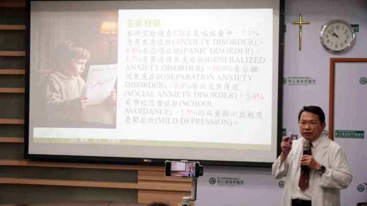 ▲蔡易晉主任指出，研究結果強調了醫療專業人員需密切監測氣喘兒童的氣喘控制情況，並及時提供適當的心理支持。（記者林明佑攝）