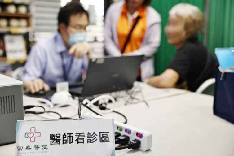 ▲社頭鄉湳底村並無診所、藥局，長者看醫生、拿藥都非常不便，屬於「西醫醫療不足地區」，常春醫院從今天起赴該村開辦「西醫巡迴醫療」，增加長者就醫可近性及便利性，更提供完整醫療照護。（常春醫院提供）