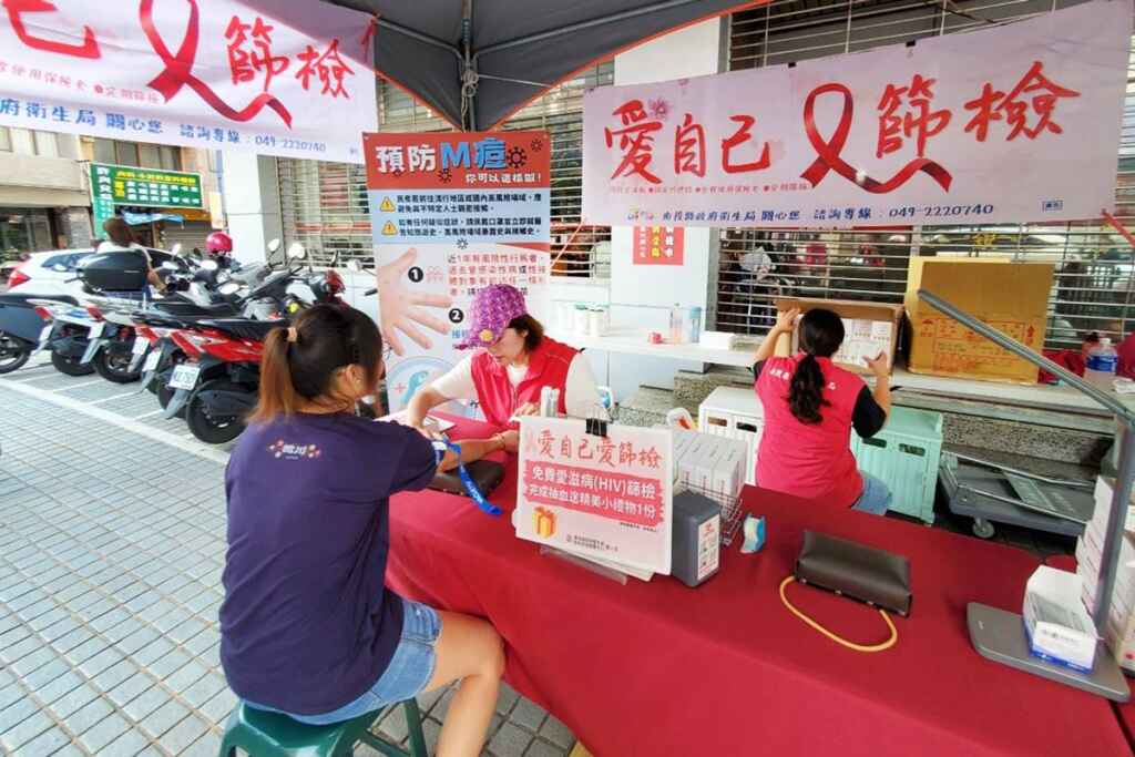▲衛生福利部疾病管制署為鼓勵民眾瞭解自身健康狀況，自109年起推動「在家愛滋自我篩檢計畫」，民眾可以前往實體服務點或自動服務機設置處以200元購買篩檢試劑，在家就能做愛滋篩檢，兼顧隱私與便利性。（南投衛生局提供）