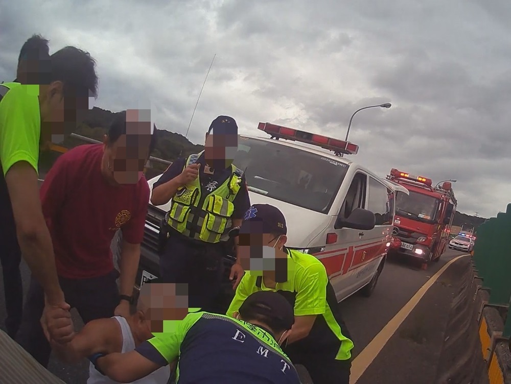 車停道路內側駕駛半昏迷 國道警封鎖道路緊急救援 221 cnews204240808a07