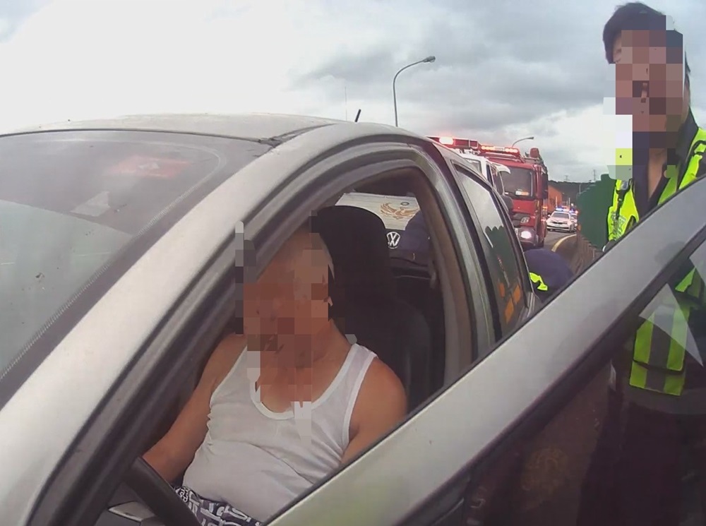 車停道路內側駕駛半昏迷 國道警封鎖道路緊急救援 222 cnews204240808a08