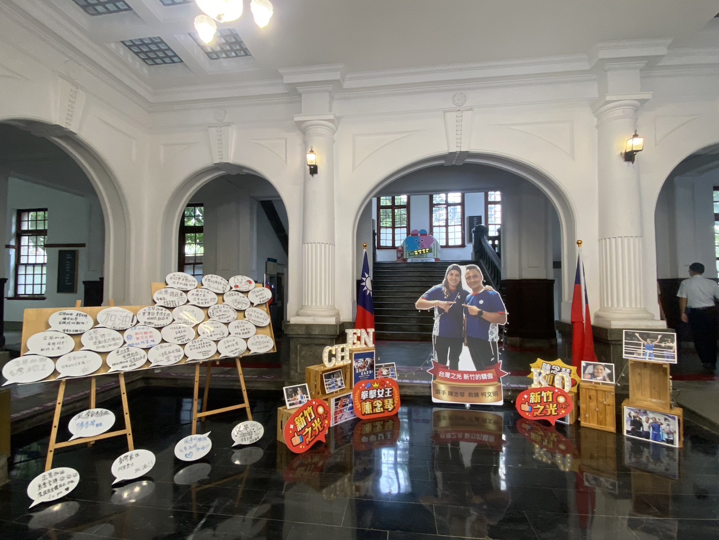 市府大廳設置陳念琴選手奧運期間限定打卡陳設。（圖/記者林照東翻攝）