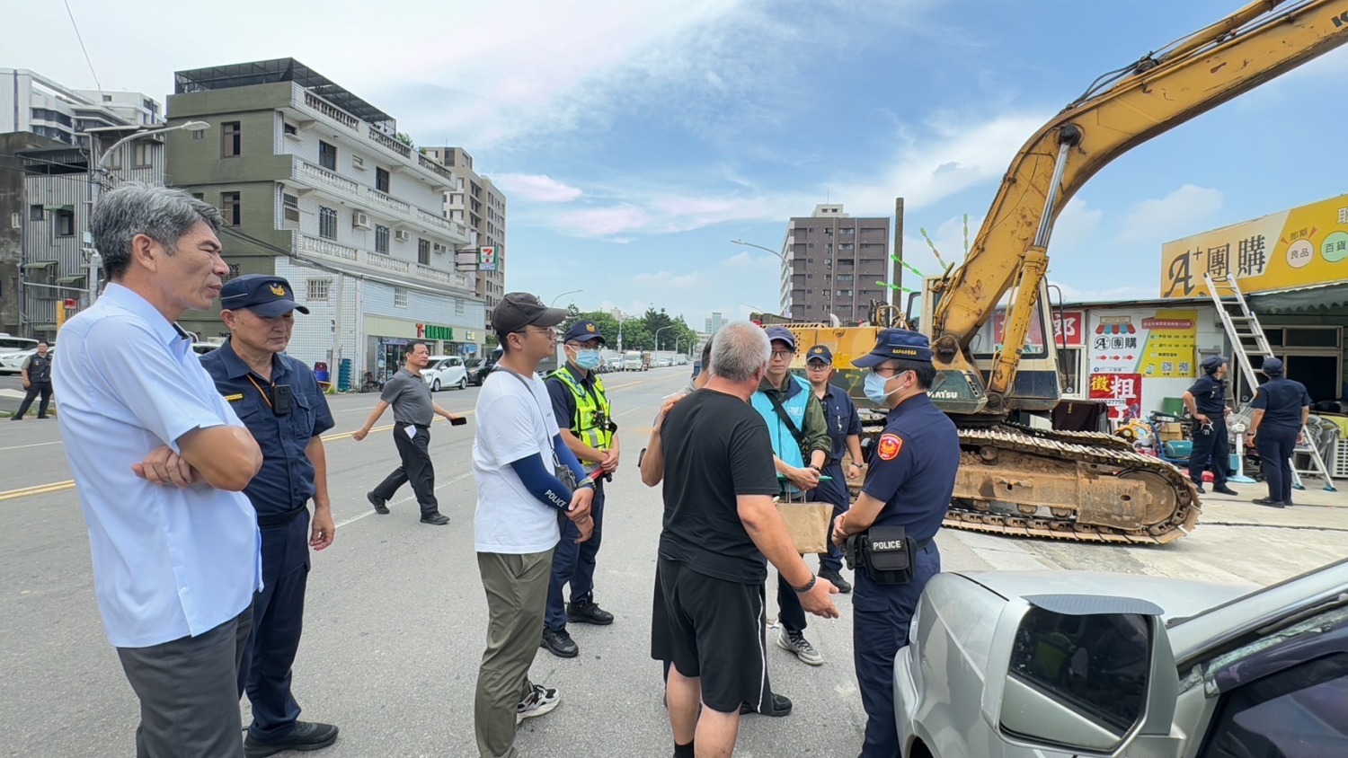 三峽警方聯合第三方警政拆除地下賭場違章鐵皮屋。(記者徐煜勝翻攝)