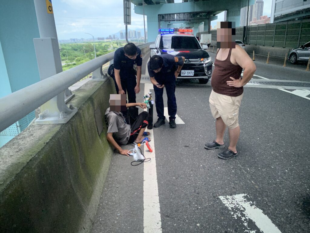 老翁血氧不足誤闖快速道路 土城警民合作暖心救援