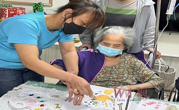 中榮埔里分院緩和療護病房八八節活動-用手點出你心目中的爸爸