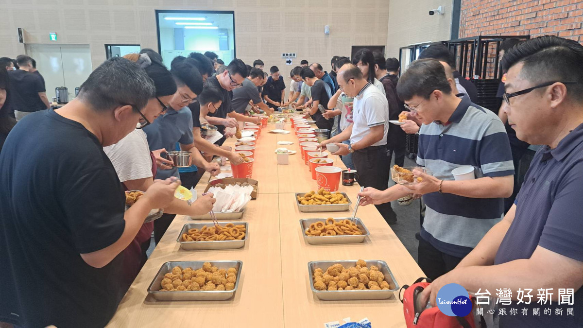 蘆竹分局舉辦「88幸福-蘆警波麗士餐會」,慰勞辛苦的警察爸爸們。