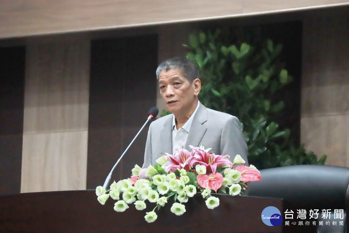 何議長於臨時會關心災後道路搶通等問題。（記者扶小萍攝）