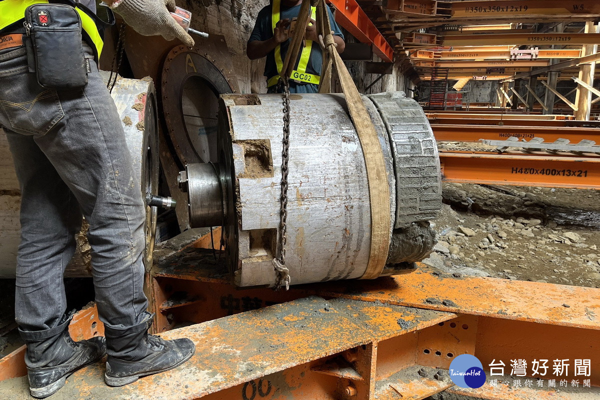 桃園捷運綠線首次採用管冪工法，將掘進機機頭吊起。<br /><br /> 