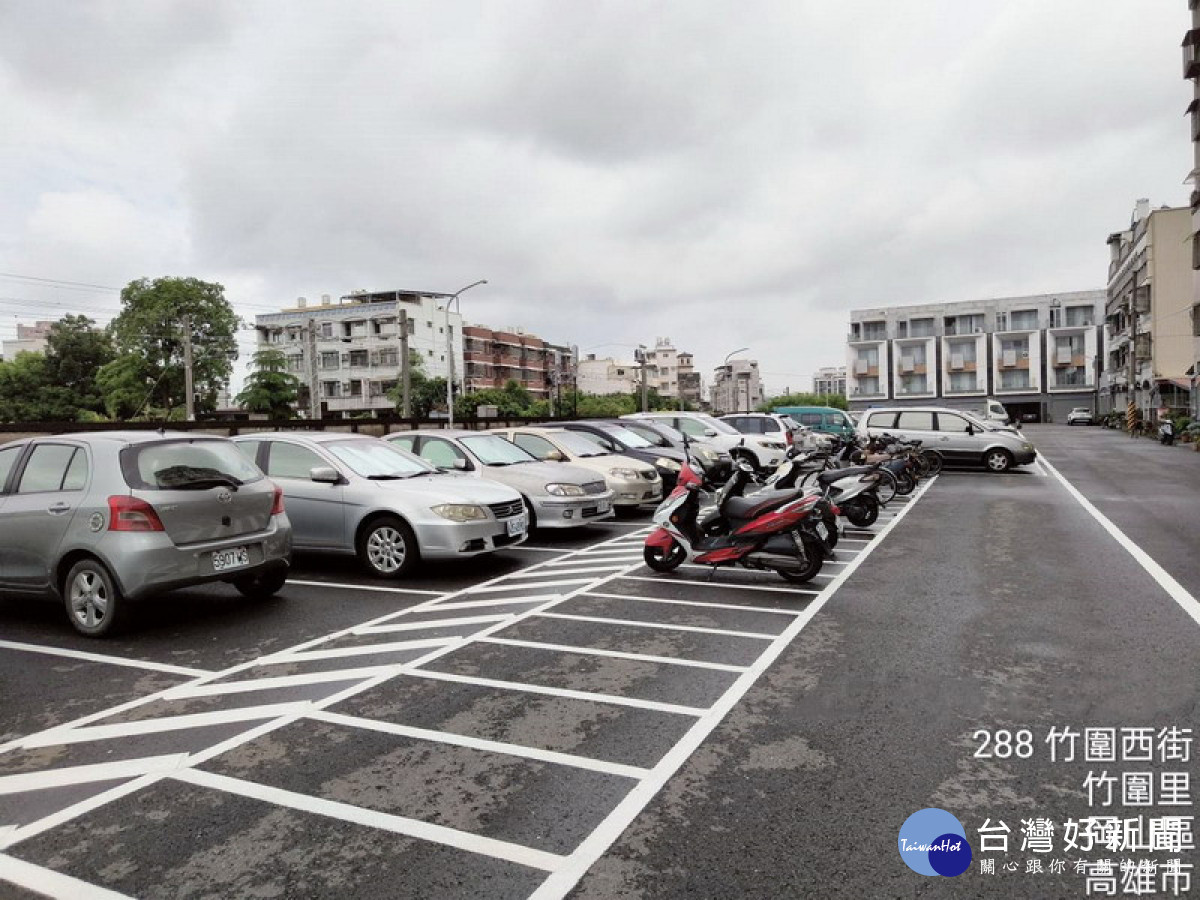 ▲現搭乘捷運更便利了，岡山車站後站新設停車場供市民使用。