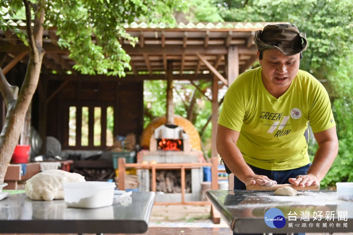 「大墩山休閒農業協會」手做窯烤披薩體驗,運用在地食材享受農園風味。<br /><br />