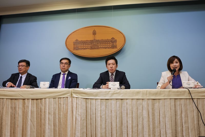 國家氣候變遷對策委員會8日下午舉行首場會議,總統府發言人郭雅慧(右起)、副秘書長張惇涵、環境部長彭啓明、台電董事長曾文生晚間在總統府出席會後記者會。