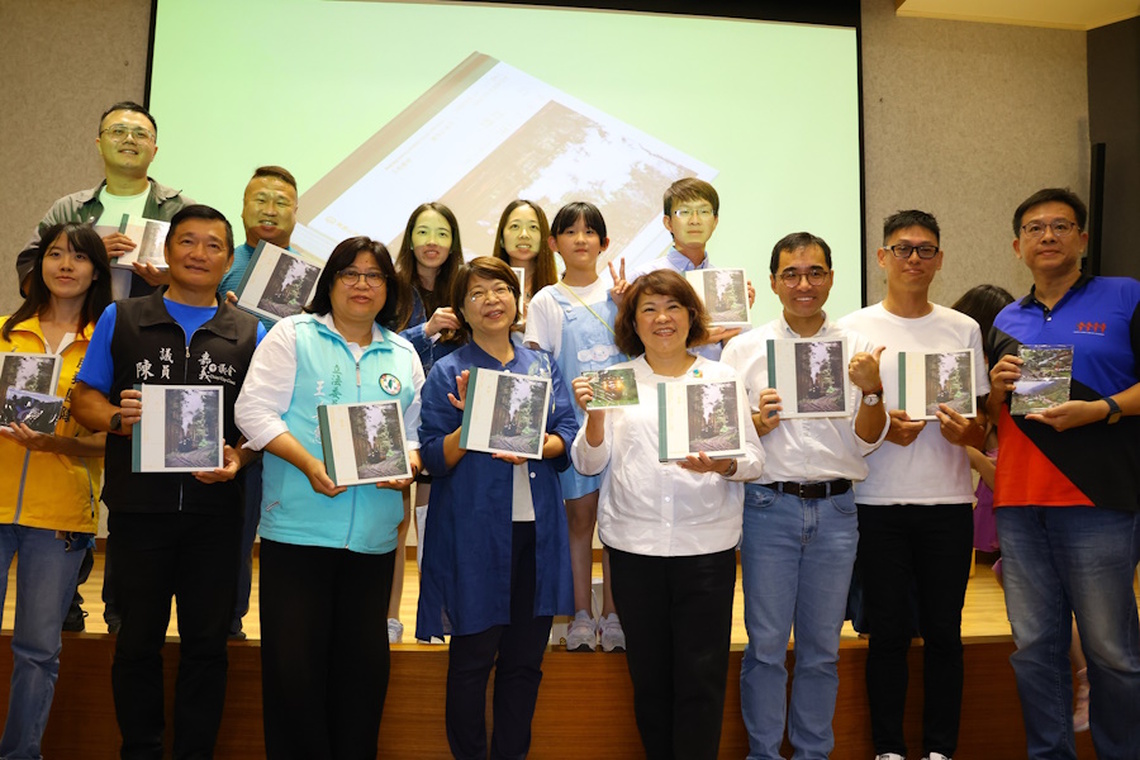 《2421 m的迴聲─阿里山林鐵全線紀行》新書發表 嘉義市長黃敏惠邀共讀「看見每個人心中的阿里山」