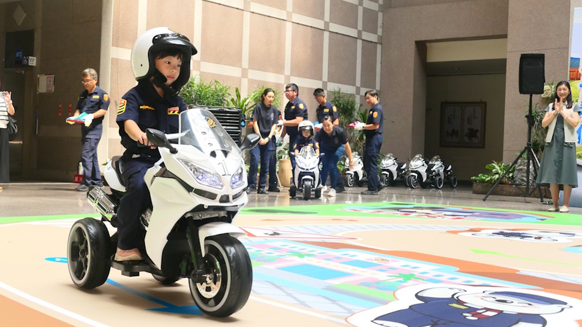 嘉市警首創警察大白熊主題3D地景模擬道路地圖 萌警扎根永續愛嘉交通安全意識