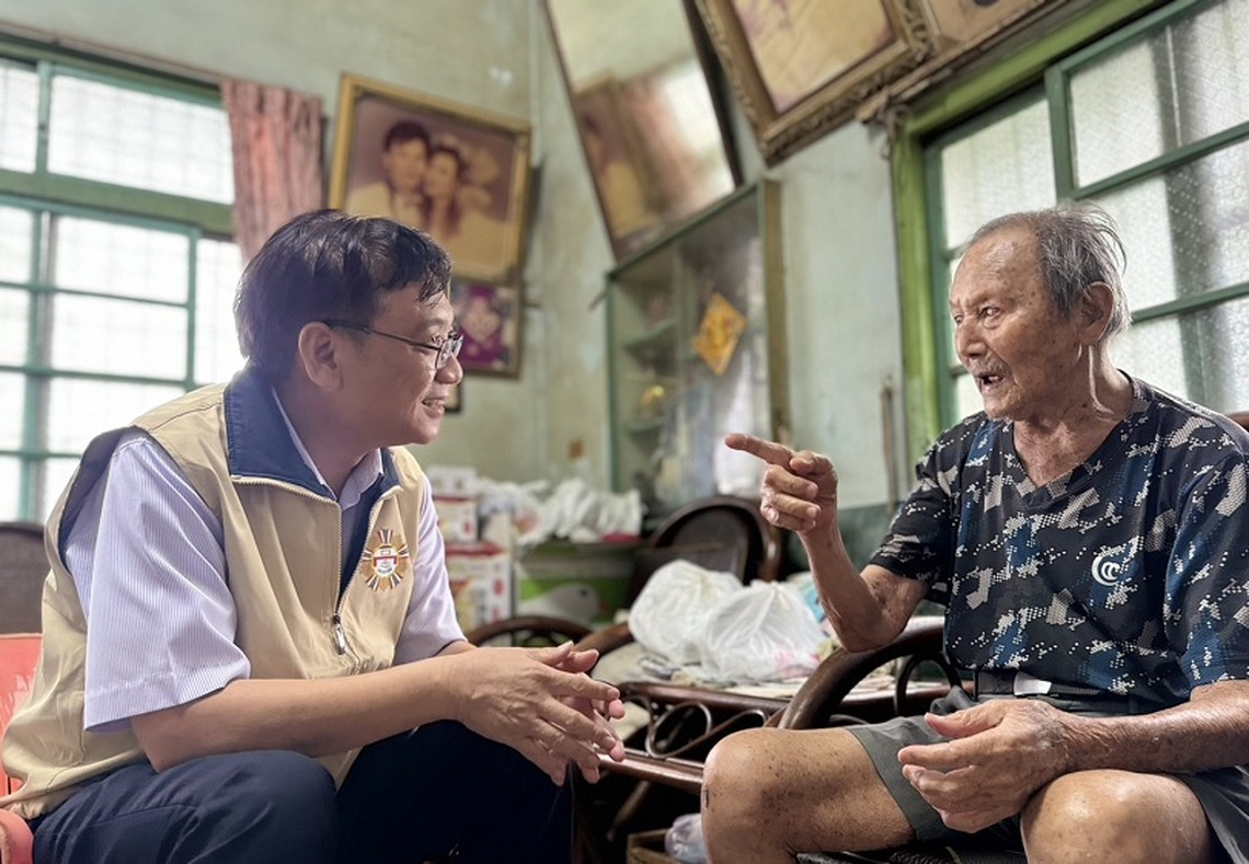 高雄榮服處關懷八二三砲戰老兵 致贈養生食品表敬意