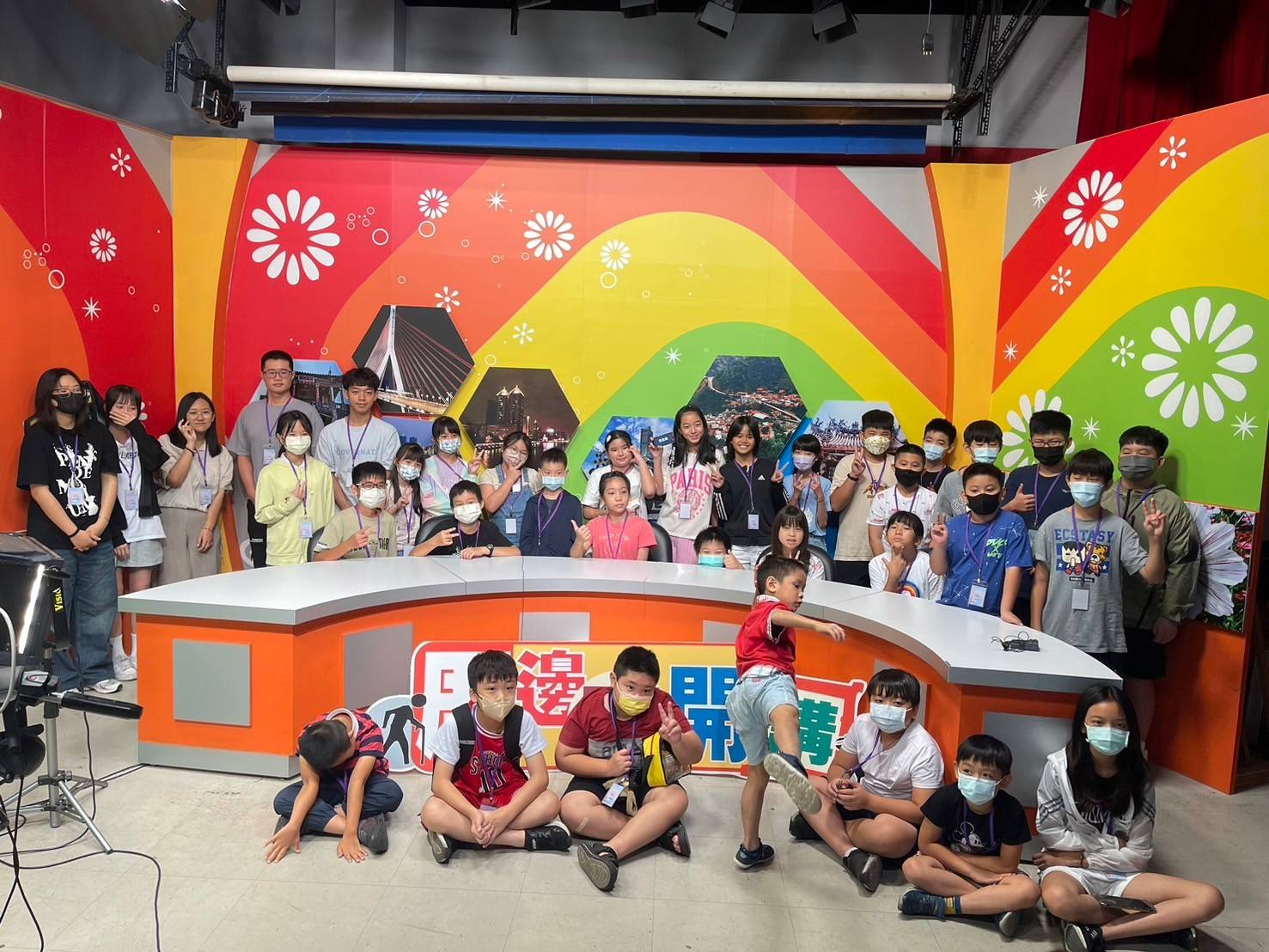 ▲三十多位國中小學員至鳳信大樓攝影棚參觀,了解節目錄影流程。(記者吳月惠翻攝)