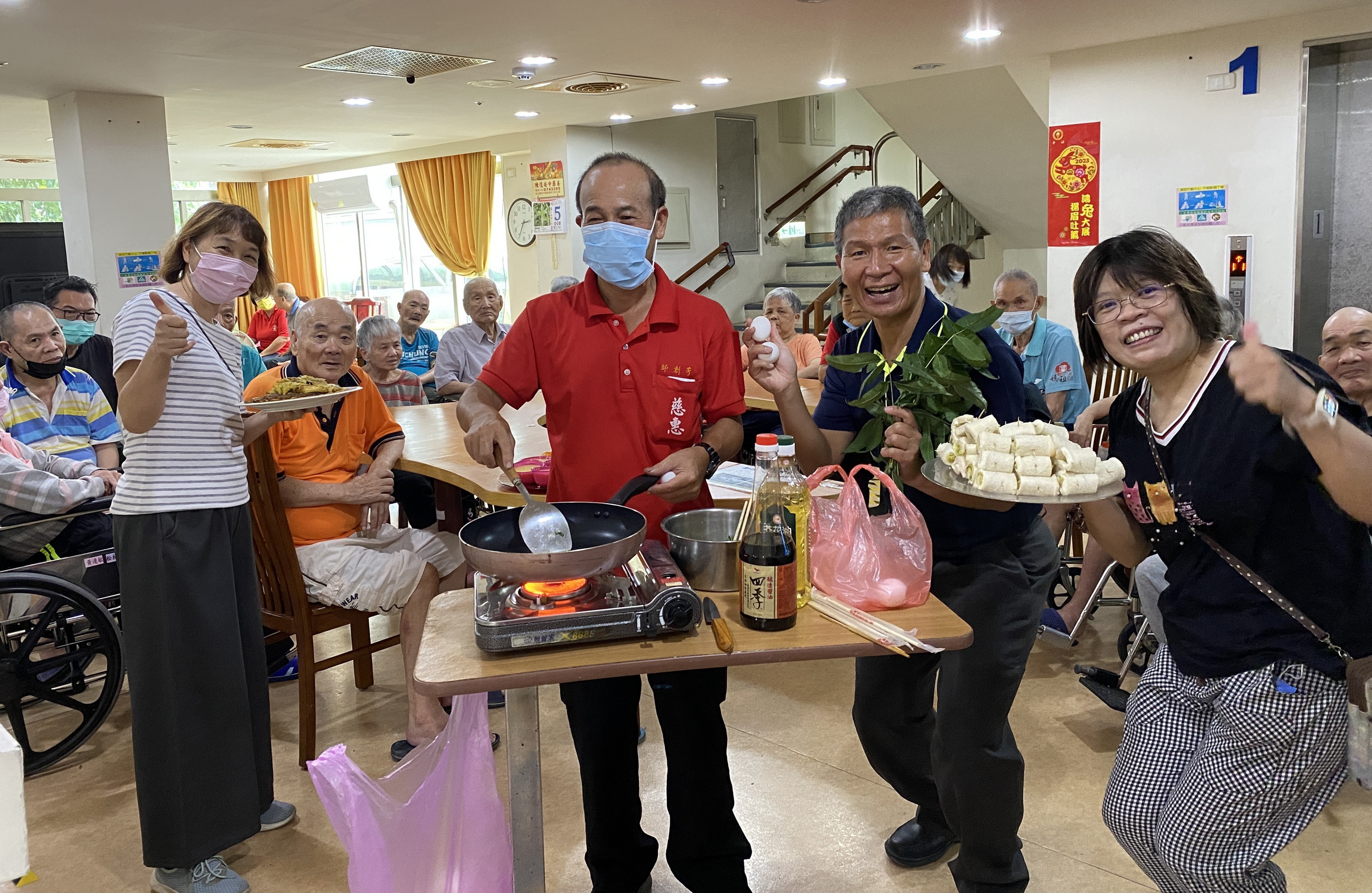 ▲彰化榮家辦理香椿美食活動,讓住民都感受到了這個父親節特別的溫暖與關愛。(記者張溎壕攝)