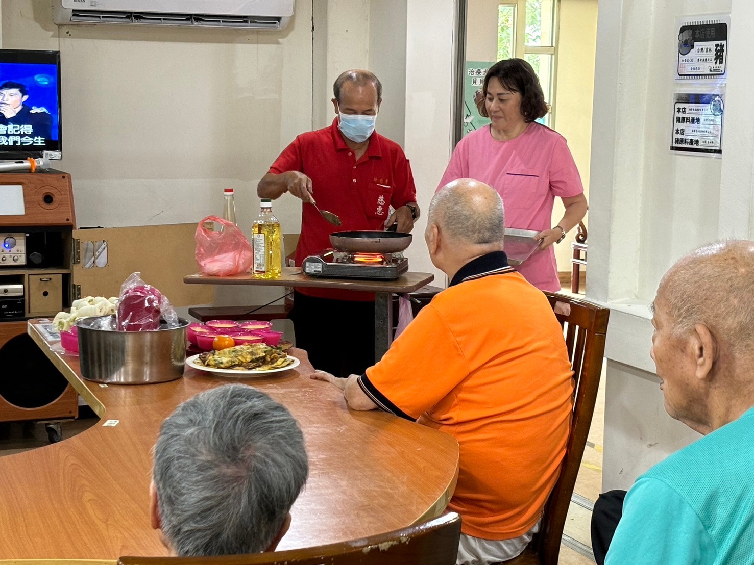 ▲彰化榮家辦理香椿美食活動，讓住民都感受到了這個父親節特別的溫暖與關愛。（記者張溎壕攝）
