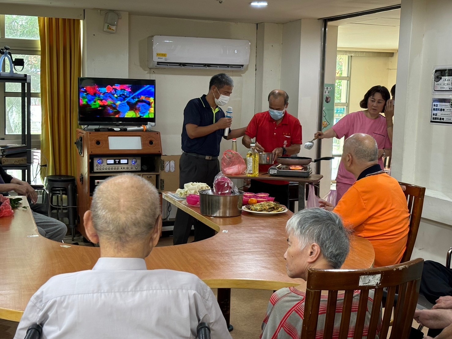 ▲彰化榮家辦理香椿美食活動，讓住民都感受到了這個父親節特別的溫暖與關愛。（記者張溎壕攝）