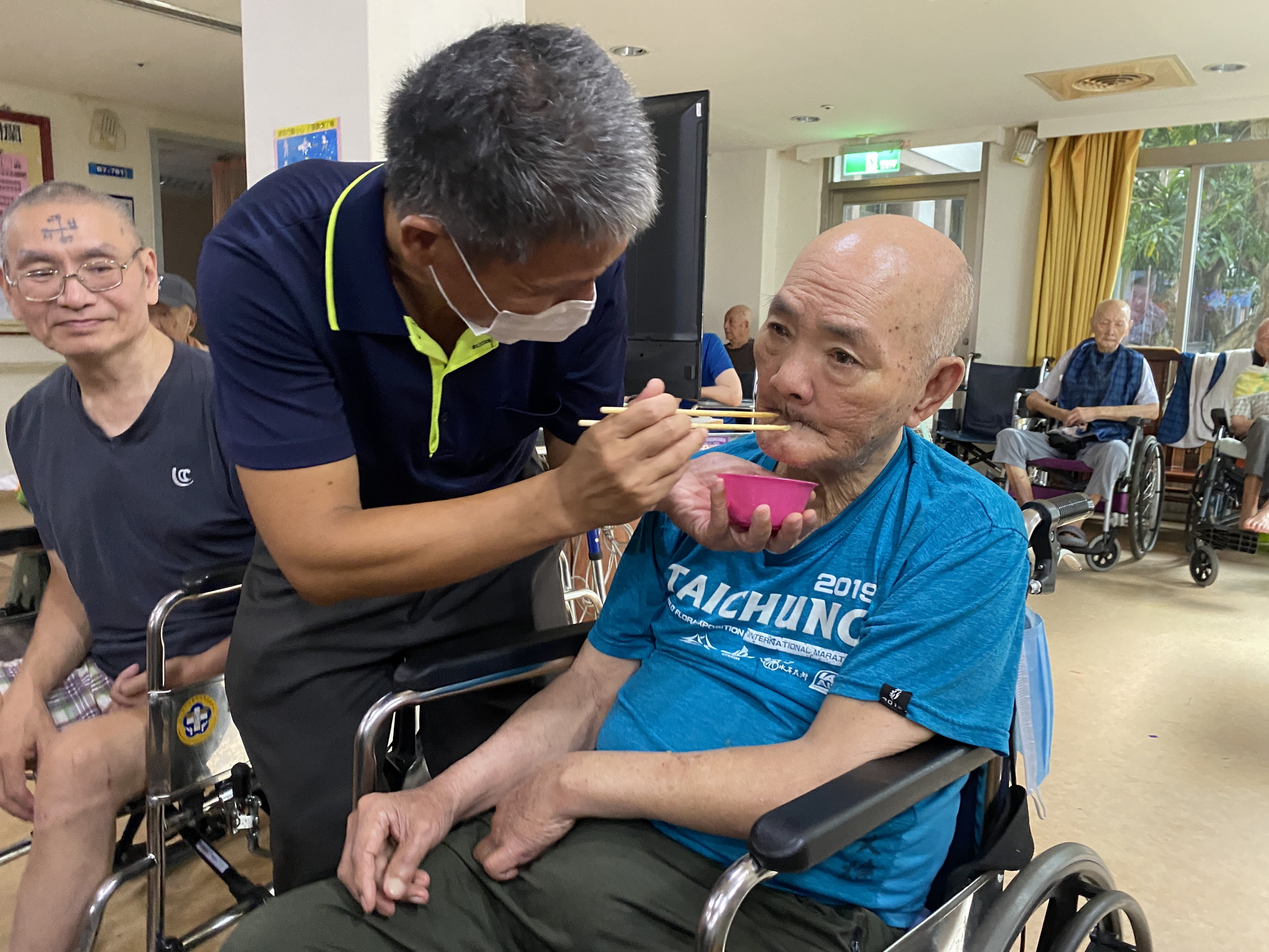 ▲彰化榮家辦理香椿美食活動，讓住民都感受到了這個父親節特別的溫暖與關愛。（記者張溎壕攝）