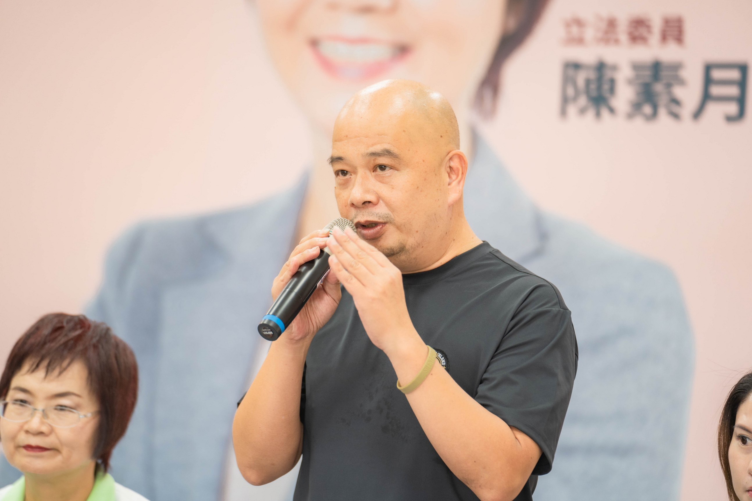 ▲黑熊學院執行長朱福銘，授課內容有軍事科普、資訊與認知作戰、急難救助、基礎避難觀念等四大領域，可應用在日常生活，彰化鄉親就近上課，不必遠赴台北。（記者張溎壕攝）