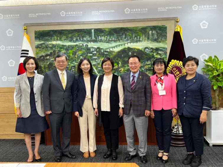 ▲彰化縣長王惠美率團今天與首爾市議會城市交流，由議長崔好廷（Choi Ho jung）率領副議長李鍾桓（Lee Jong Whan）、運營委員會委員長李淑子（Lee Suk Ja）議員及保健福利委員會委員長金榮玉（Kim Young Ok）議員共同接見。（彰化縣政府提供）