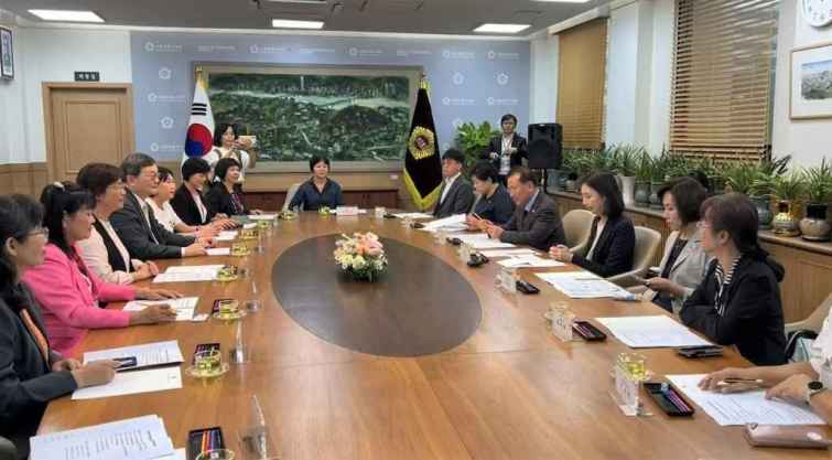 ▲彰化縣長王惠美率團至韓國首爾地區考察文化藝術場館經營及地方創生的運作場域，今天在代表處的安排下，專程至首爾市議會拜會議長崔好廷（Choi Ho-jeong），雙方就市政推動及韓流文化所帶起的旋風，互相交換意見。（彰化縣政府提供）