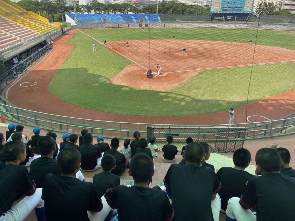 ▲樂天棒球夏令營學生至嘉義縣立棒球場,觀賞樂天海沃二軍與台鋼雄鷹二軍的正式比賽,真正感受球星在球場發光發熱的努力成果。(嘉義縣政府提供)