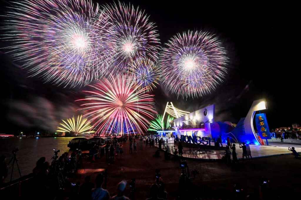▲東石海之夏海上煙火秀長達12分鐘,超過1.7萬發,最大砲彈規格達16吋,聲光效果十足。(嘉義縣政府提供)