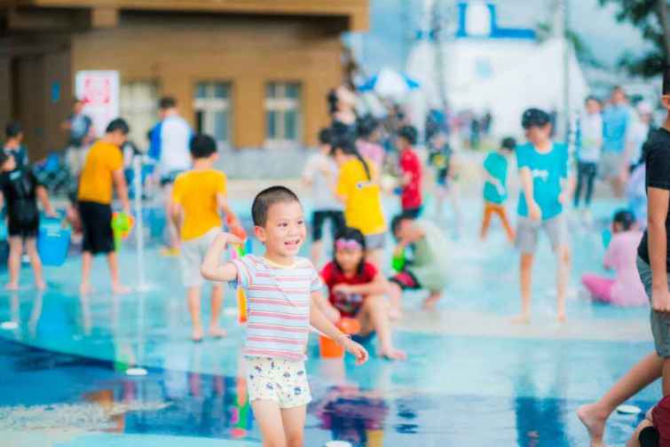 ▲東石海之夏今年加入水上氣墊設施，絕對讓小孩玩嗨，讓爸媽喊破喉嚨都不想回家。（嘉義縣政府提供）