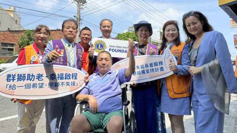 ▲國際獅子會300D-1區何建昌總監、施進興總監及貴賓陪伴69歲中風失能阿丁阿公體驗無障礙交通車。（弘道彰化服務處提供）