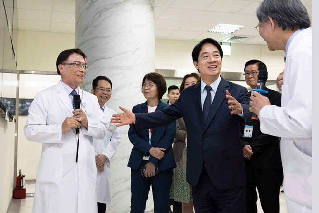 ▲賴清德總統今天上午前往臺中視察榮總智慧醫療時強調,全球智慧化時代已來臨,他將率領執政團隊打造臺灣成為智慧國家,而榮總在智慧醫療的進步發展也能作為全國醫療院所的參考。(總統府提供)