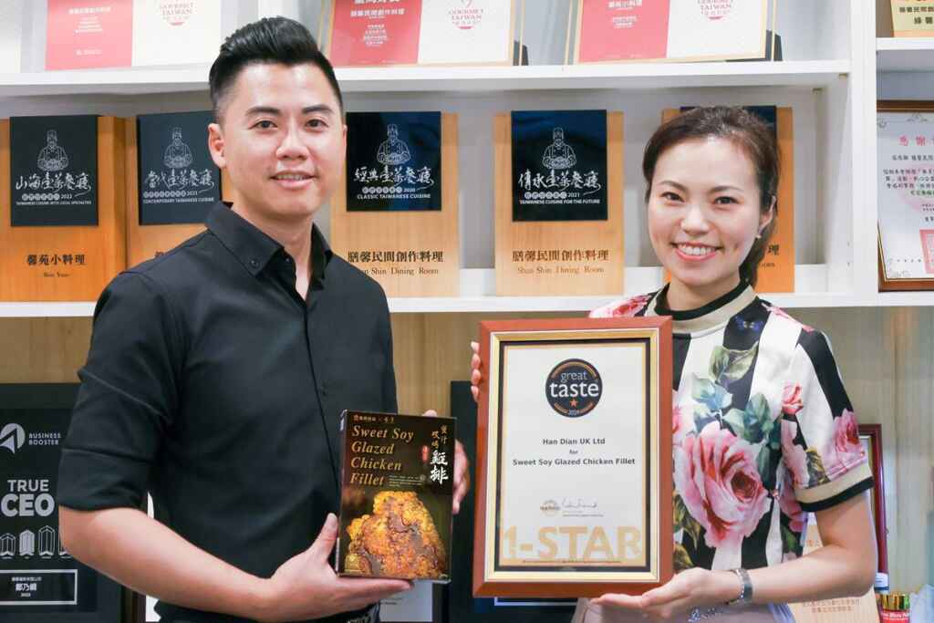 ▲膳馨創辦人鄭乃綱及蔡馨誼與「英國星級美食大獎」獎狀合影。(膳馨餐飲集團提供)