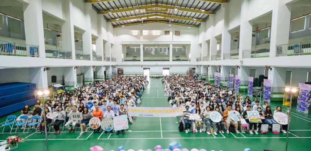 ▲彰化縣政府於今天上午在彰泰國中舉辦彰化縣113年度大專青年學生暑期校園工讀營隊結業式典禮。(彰化縣政府提供)