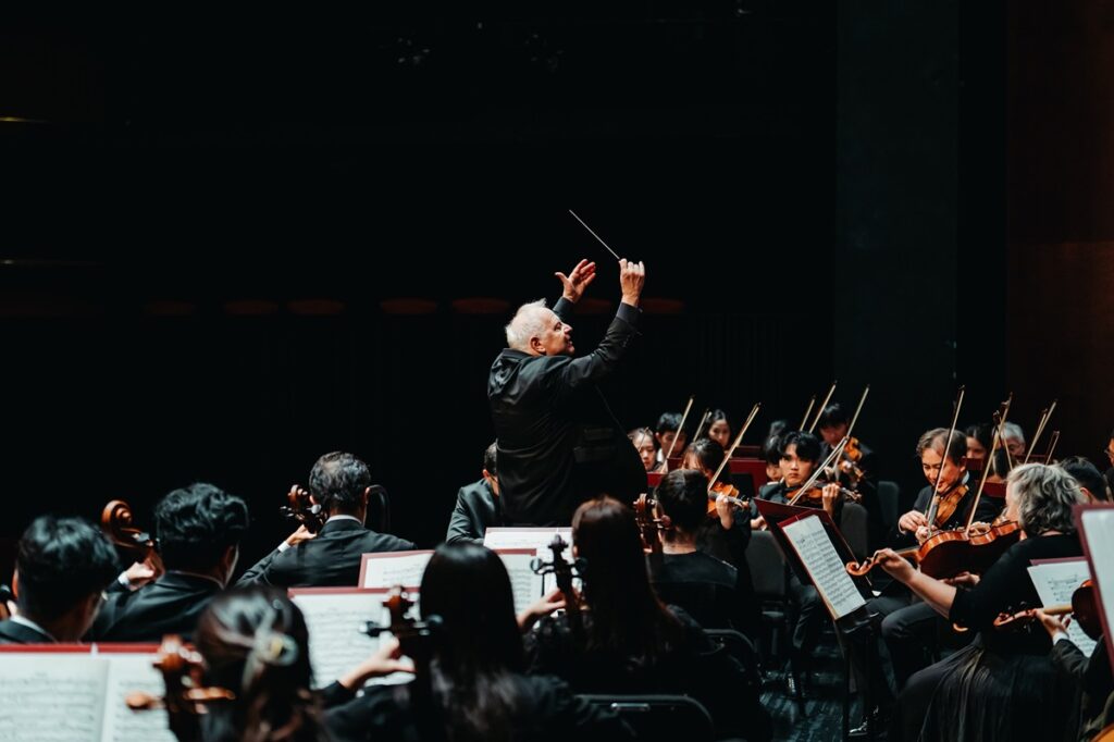 指揮大師史拉特金2023年於臺中國家歌劇院演出照。(©TMAF提供)