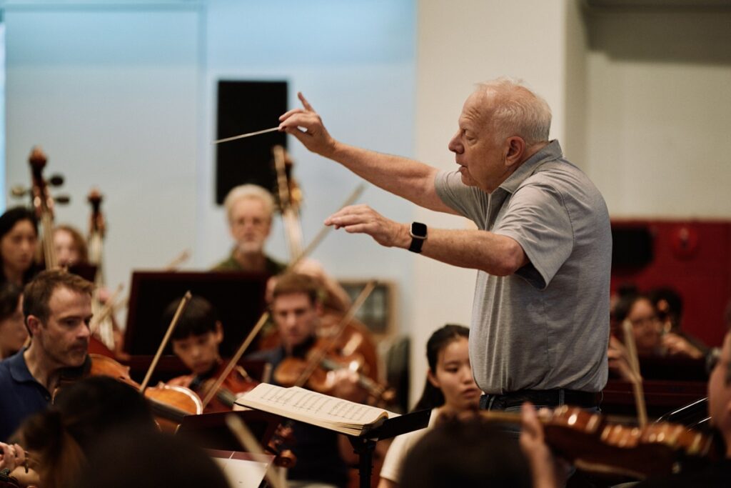 數度獲葛萊美獎肯定的雷歐納.史拉特金(Leonard Slatkin)與全體師生排練。(©TMAF提供)