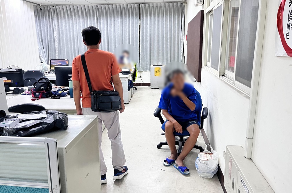 ▲圖說:警員關懷車站生面孔的善心,協助被通報失蹤的朱男平安返家 (圖/台中市政府 提供)
