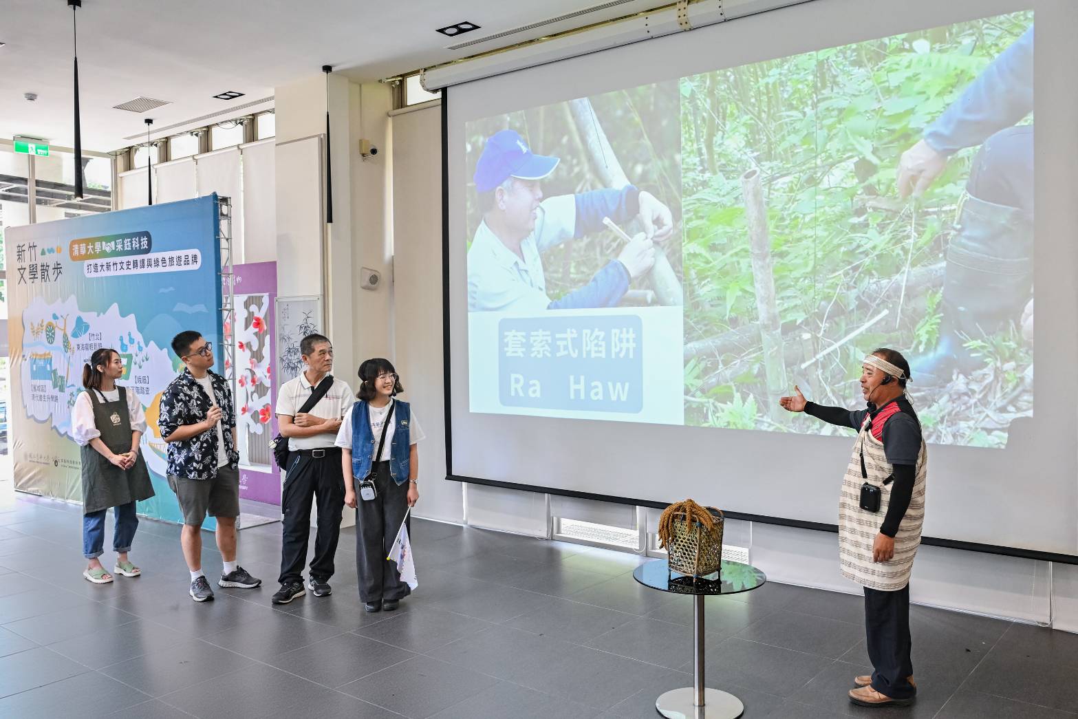 泰雅族長老邱德昌(右)帶領貴賓虛實交錯,走進尖石馬胎古道。(圖/記者黃溎芬翻攝)