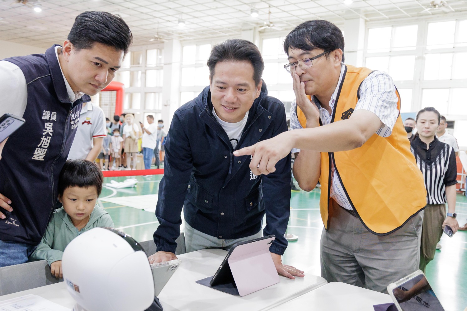 邱臣遠代理市長於活動中關心孩子學習狀況。（圖/記者林照東翻攝）