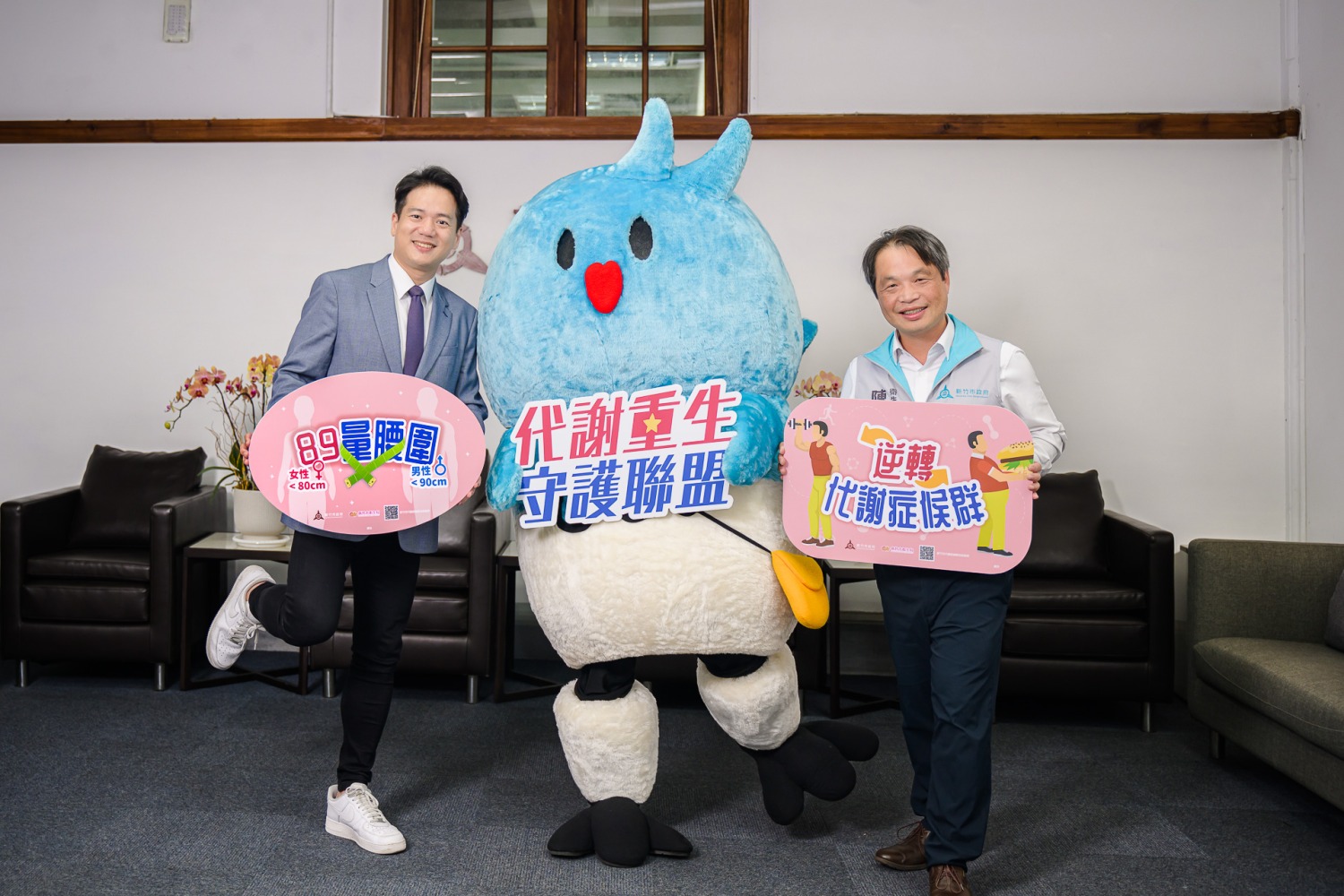 邱臣遠代理市長與陳厚全局長一起與喜鵲皮卡合照宣傳。(圖/記者林照東翻攝)