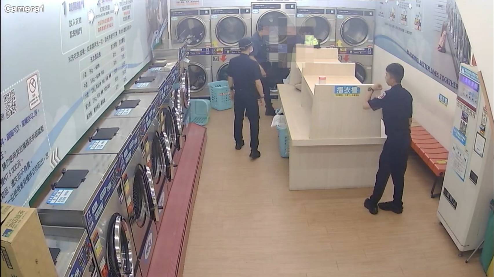 實習生眼尖發現躲在自助洗衣店桌下的竊嫌。(記者 黃荷琇翻攝)