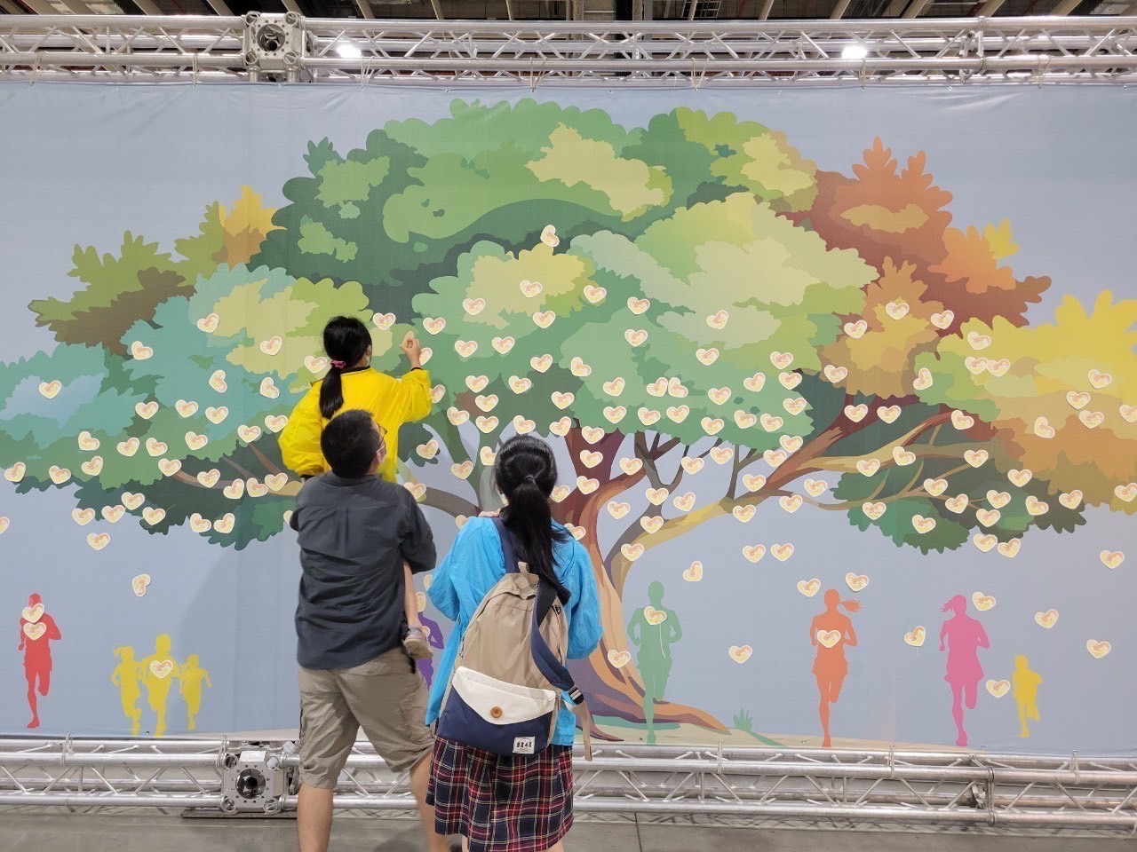 參加「擁抱心運動」闖關遊戲的親子們將愛的祝福佈滿心願樹,𢹂手打造良善社會的循環。 (圖/小樹傳愛協會提供)