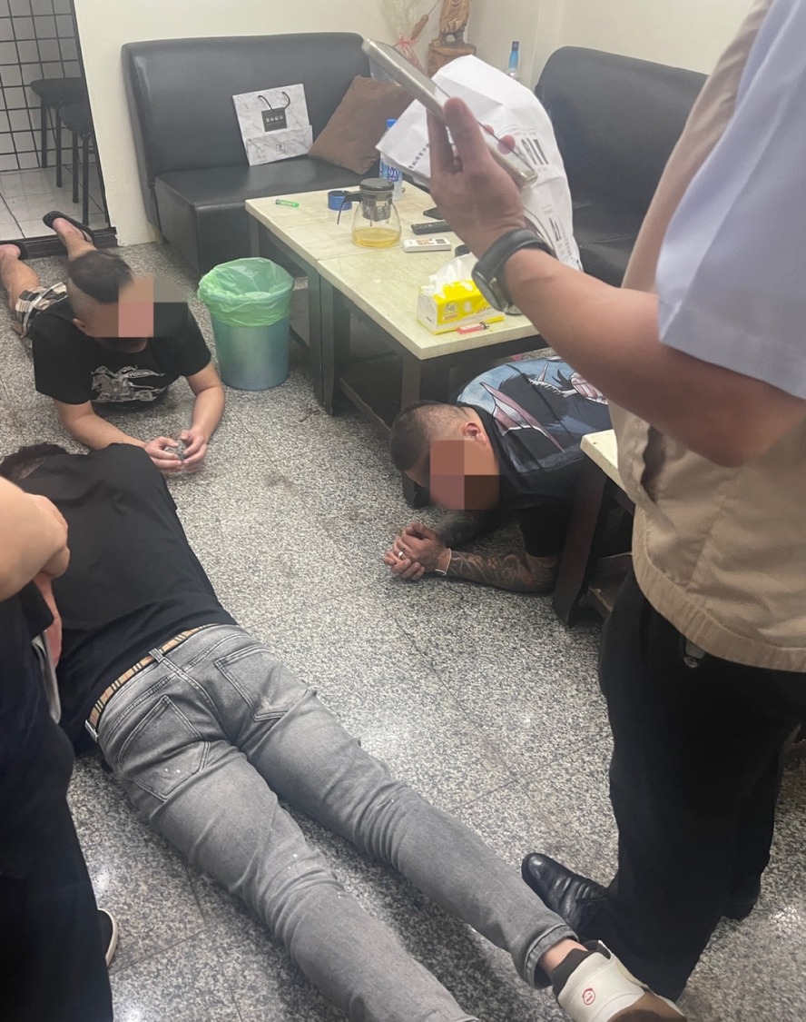 警方攻堅逮數嫌。(記者徐煜勝翻攝)