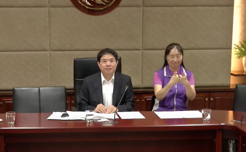 行政院4月30日提名4名NCC委員,副主委翁柏宗(左)接任主委,學者陳炳宏接任副主委。圖/梅花新聞網