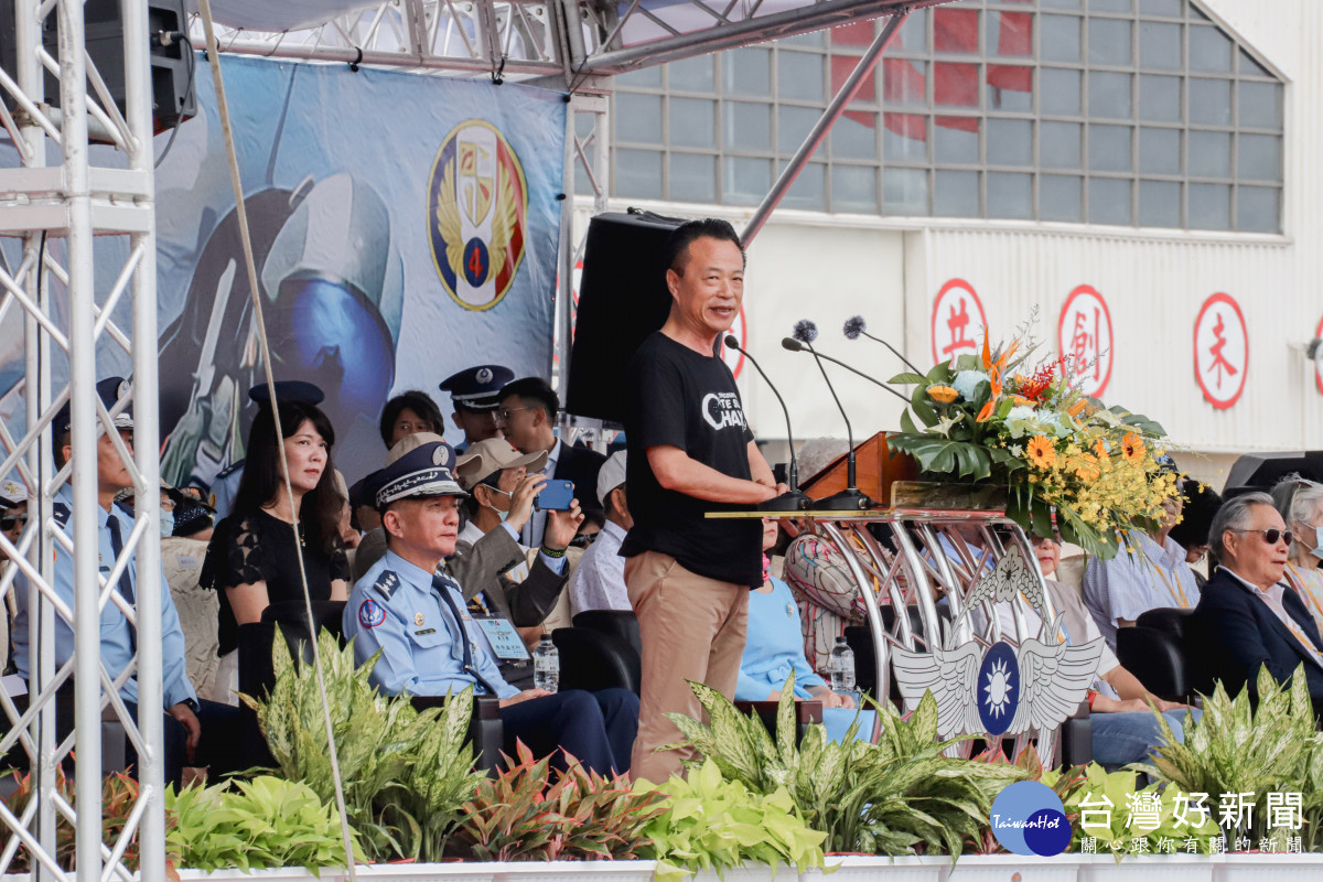 嘉義空軍基地今10日開放全民參觀,嘉義縣長翁章梁、立法委員蔡易餘、陳冠廷等人共襄盛舉/嘉義縣政府提供